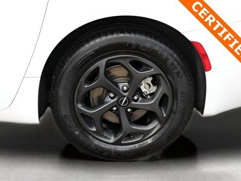 Used 2024 Chrysler Pacifica Select image 9