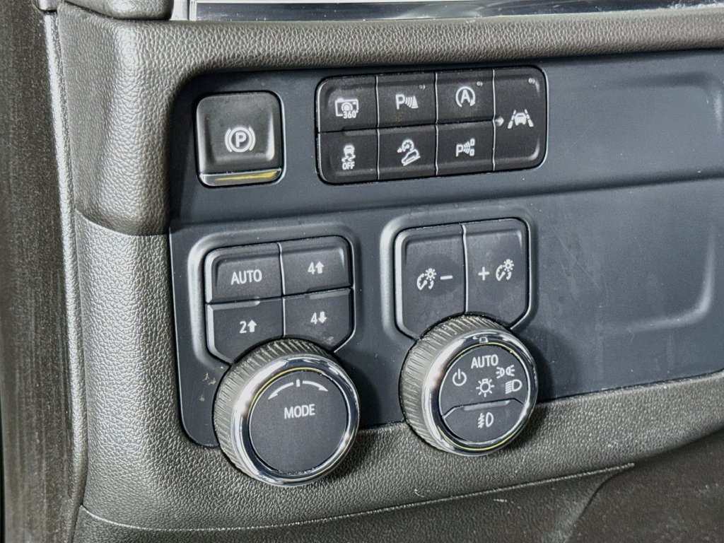 Used 2025 Chevrolet Suburban Z71 AWD/4WD image 15