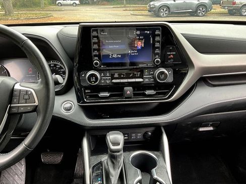 Used 2022 Toyota Highlander XLE image 9