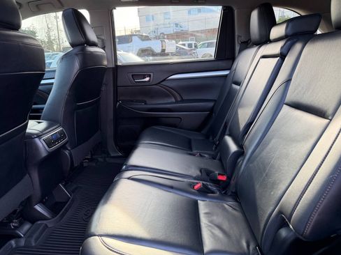 Used 2019 Toyota Highlander XLE AWD/4WD image 26