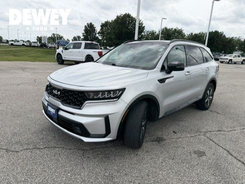 Used 2022 Kia Sorento EX w/ Panoramic Sunroof Package FWD image 3
