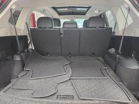 Used 2022 Volkswagen Tiguan SE w/ Panoramic Sunroof Package FWD image 23