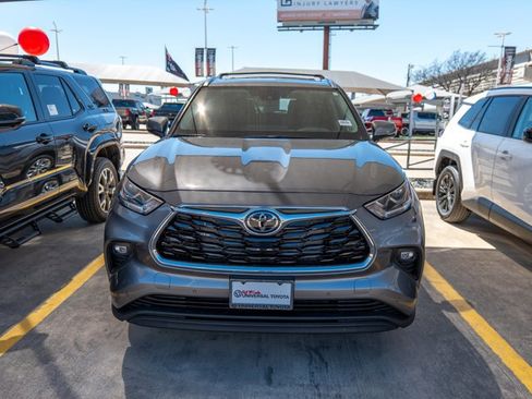 New 2026 Toyota Highlander Limited image 3