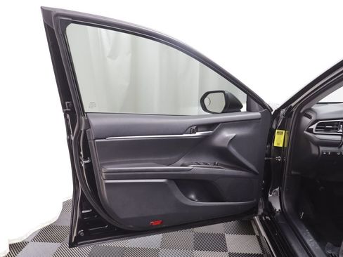 Used 2023 Toyota Camry SE FWD image 4