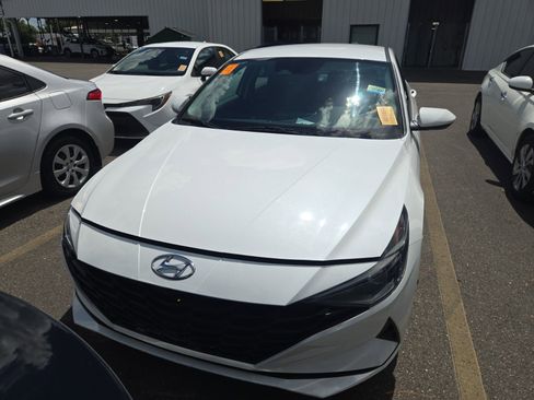 Used 2022 Hyundai Elantra SE FWD image 2