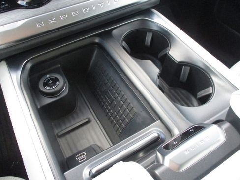 Used 2025 Ford Expedition Platinum AWD/4WD image 32