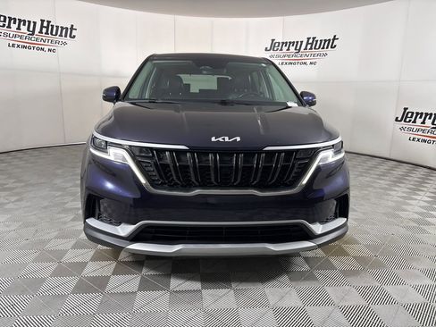 Used 2023 Kia Carnival LX image 2