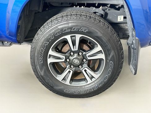 Used 2017 Toyota Tacoma TRD Sport RWD image 11