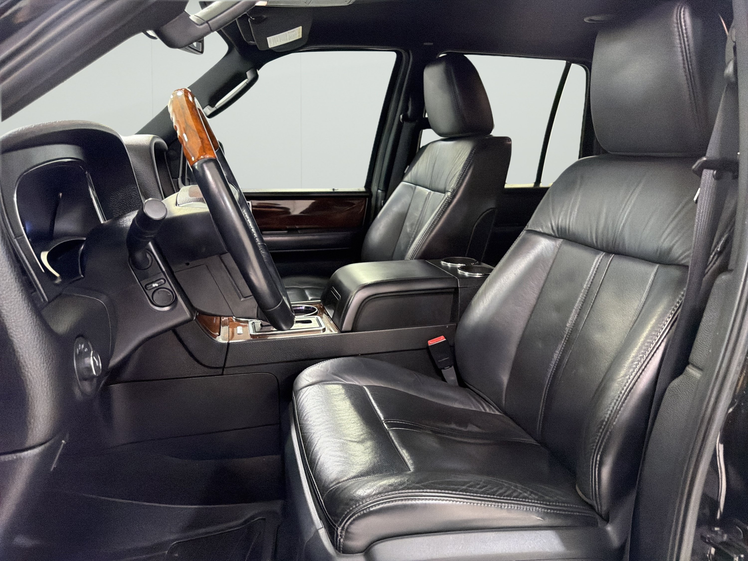 Used 2015 Lincoln Navigator 2WD image 9
