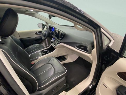 Used 2023 Chrysler Pacifica Limited w/ Uconnect Theater Family Group FWD image 26