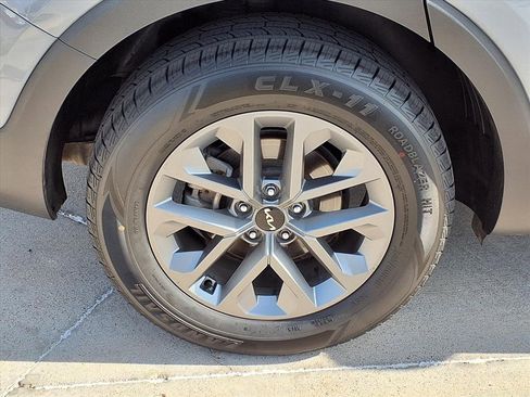 Used 2024 Kia Telluride LX image 9