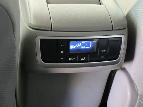 Used 2016 Toyota Highlander LE FWD image 11