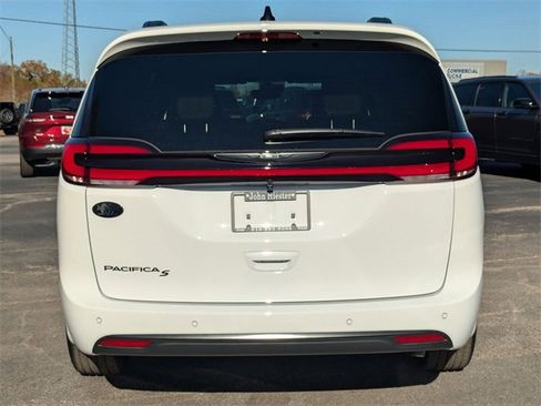 New 2026 Chrysler Pacifica Select image 6