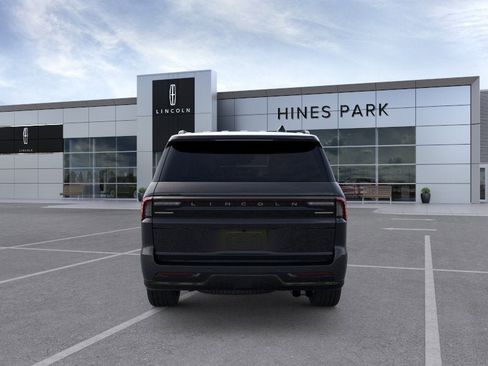 New 2026 Lincoln Navigator Reserve w/ Jet Appearance Package AWD/4WD image 5