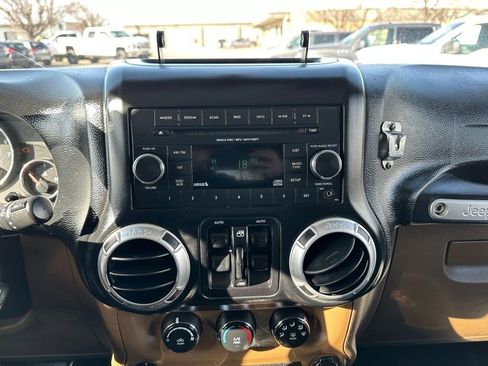 Used 2015 Jeep Wrangler Unlimited Rubicon w/ Max Tow Package image 8