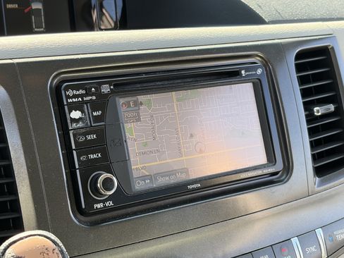 Used 2014 Toyota Sienna XLE FWD image 6