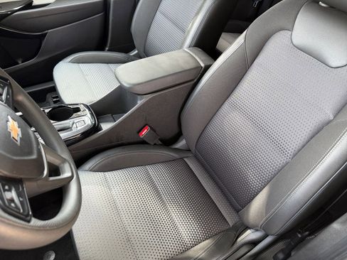 Used 2025 Chevrolet Trax LT FWD image 36