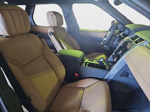 New 2024 Land Rover Discovery Metropolitan Edition image 10