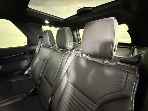 Used 2025 Land Rover Discovery S image 31
