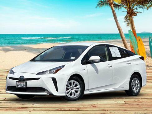 Used 2020 Toyota Prius LE image 2