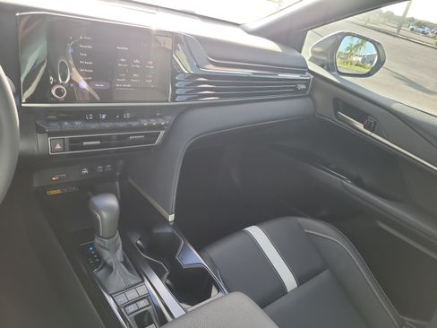 Used 2025 Toyota Camry SE FWD image 21