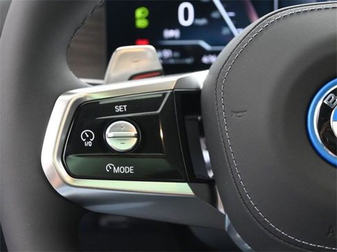 New 2026 BMW 750e xDrive w/ Premium Package image 28
