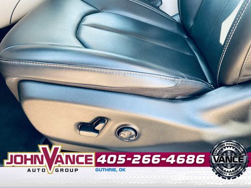 Used 2023 Chrysler Pacifica Touring-L image 18