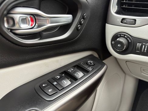 Used 2020 Jeep Cherokee Limited image 13