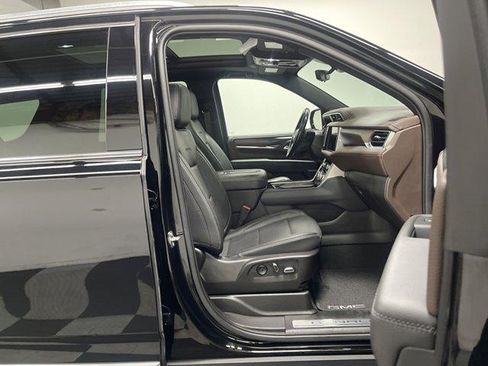 Used 2022 GMC Yukon Denali w/ Advanced Technology Package AWD/4WD image 19