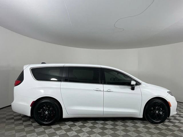 Used 2023 Chrysler Pacifica Touring-L FWD image 4