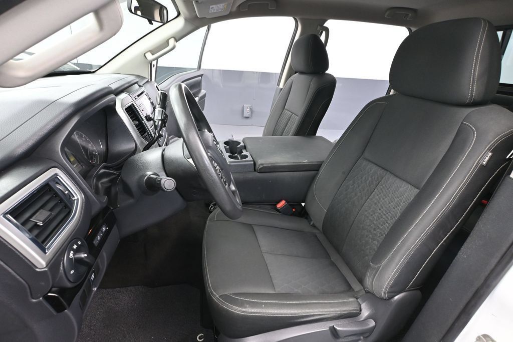 Used 2018 Nissan Titan SV AWD/4WD image 16