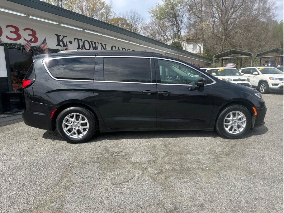 Used 2022 Chrysler Pacifica Touring-L FWD image 5