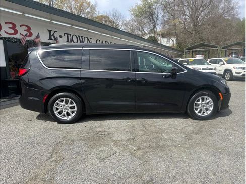 Used 2022 Chrysler Pacifica Touring-L image 5