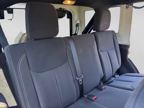 Used 2016 Jeep Wrangler Unlimited Rubicon w/ Connectivity Group AWD/4WD image 21