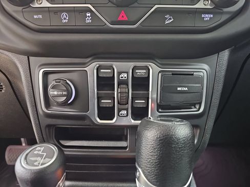 Used 2018 Jeep Wrangler Unlimited Sport S AWD/4WD image 32