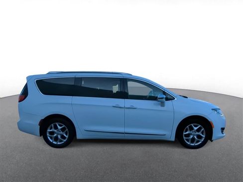 Used 2020 Chrysler Pacifica Limited image 9