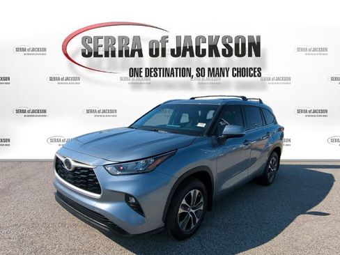 Used 2020 Toyota Highlander XLE AWD/4WD image 4