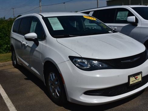 Used 2023 Chrysler Voyager LX FWD image 3