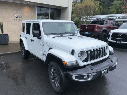 Used 2024 Jeep Wrangler Sahara image 3