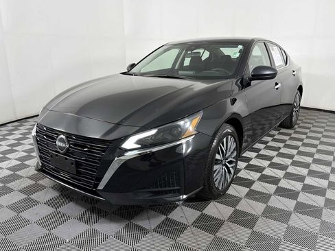 Used 2024 Nissan Altima 2.5 SV AWD/4WD image 3