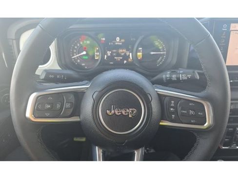 Used 2025 Jeep Wrangler Unlimited Sahara AWD/4WD image 8