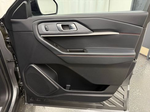 Used 2025 Ford Explorer ST-Line w/ ST-Line Street Pack AWD/4WD image 7