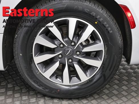 Used 2023 Chrysler Pacifica Touring-L FWD image 34
