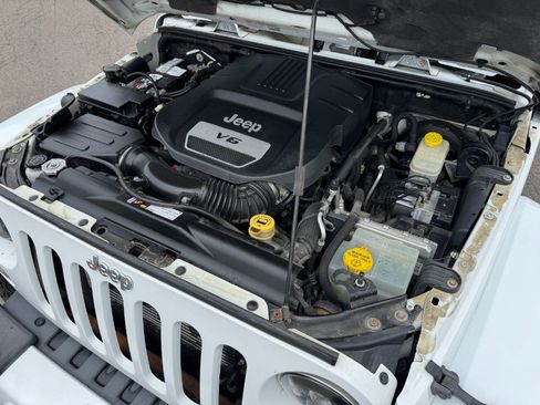 Used 2014 Jeep Wrangler Unlimited Sahara w/ Dual Top Group AWD/4WD image 23
