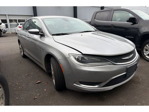 Used 2017 Chrysler 200 Limited Platinum image 2