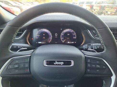 New 2025 Jeep Grand Cherokee Altitude image 10