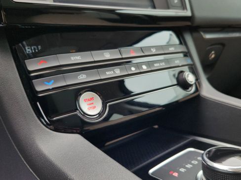 Used 2017 Jaguar F-PACE Premium image 12