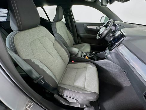 Used 2025 Volvo XC40 B5 Core image 31