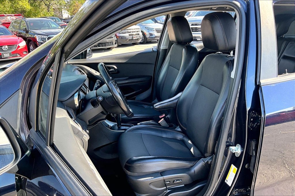 Used 2022 Chevrolet Trax LT w/ LT Convenience Package FWD image 6