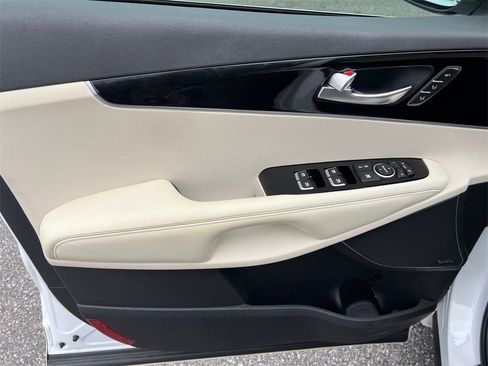 Used 2017 Kia Sorento SX image 11